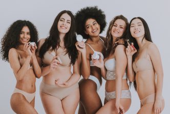 Camouflagetherapie:goep diverse vrouwen met make-up