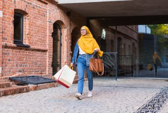 winkelend vrouw met gele hoofddoek
