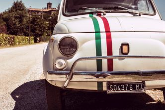 Fiat 500 met Italiaanse vlag: thuisvakantie