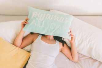 LGP Alleen_vrouw in bed met kussen over hoofd