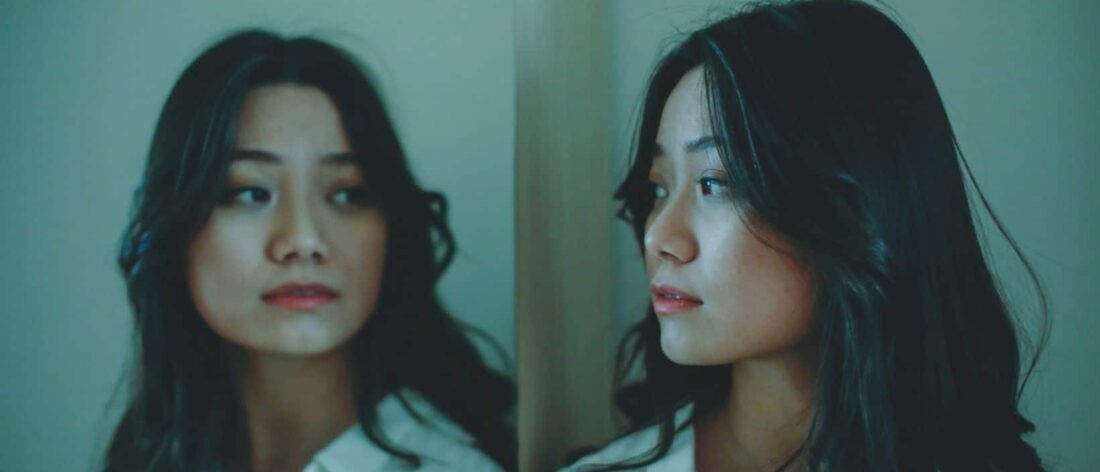 Vrouw in spiegel - ziekte-identiteit