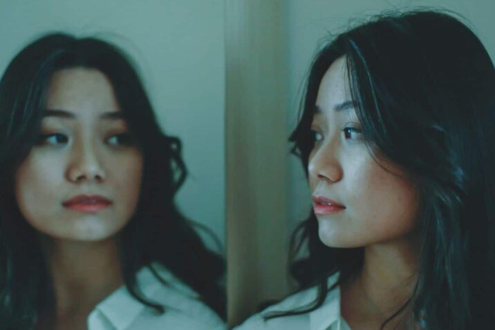 Vrouw in spiegel - ziekte-identiteit