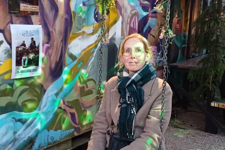 Janet op schommel - less is inderdaad more