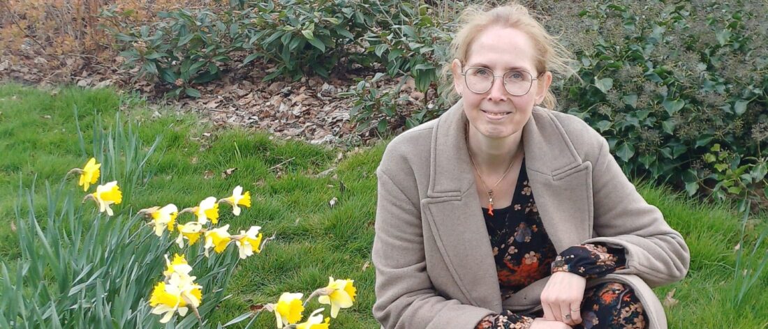 Janet tussen narcissen_LGP Ziektewinst