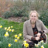Janet tussen narcissen_LGP Ziektewinst