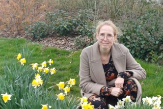 Janet tussen narcissen_LGP Ziektewinst