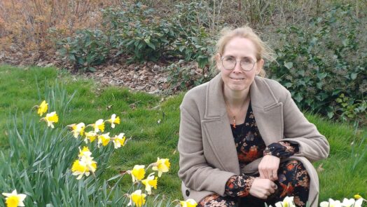 Janet tussen narcissen_LGP Ziektewinst