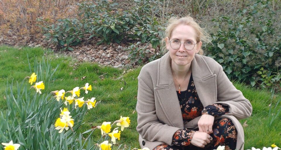 Janet tussen narcissen_LGP Ziektewinst